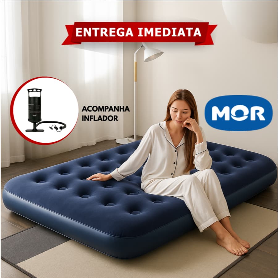 Colchão inflável azul da marca MOR, com inflador embutido, usado por uma mulher.