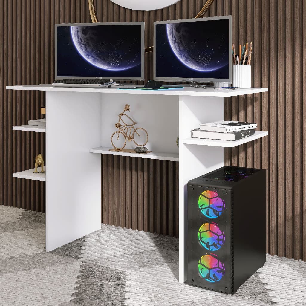 Escrivaninha gamer branca com suporte para monitor, teclado, mouse e CPU RGB, três prateleiras com decorações, fundo com listras marrom.