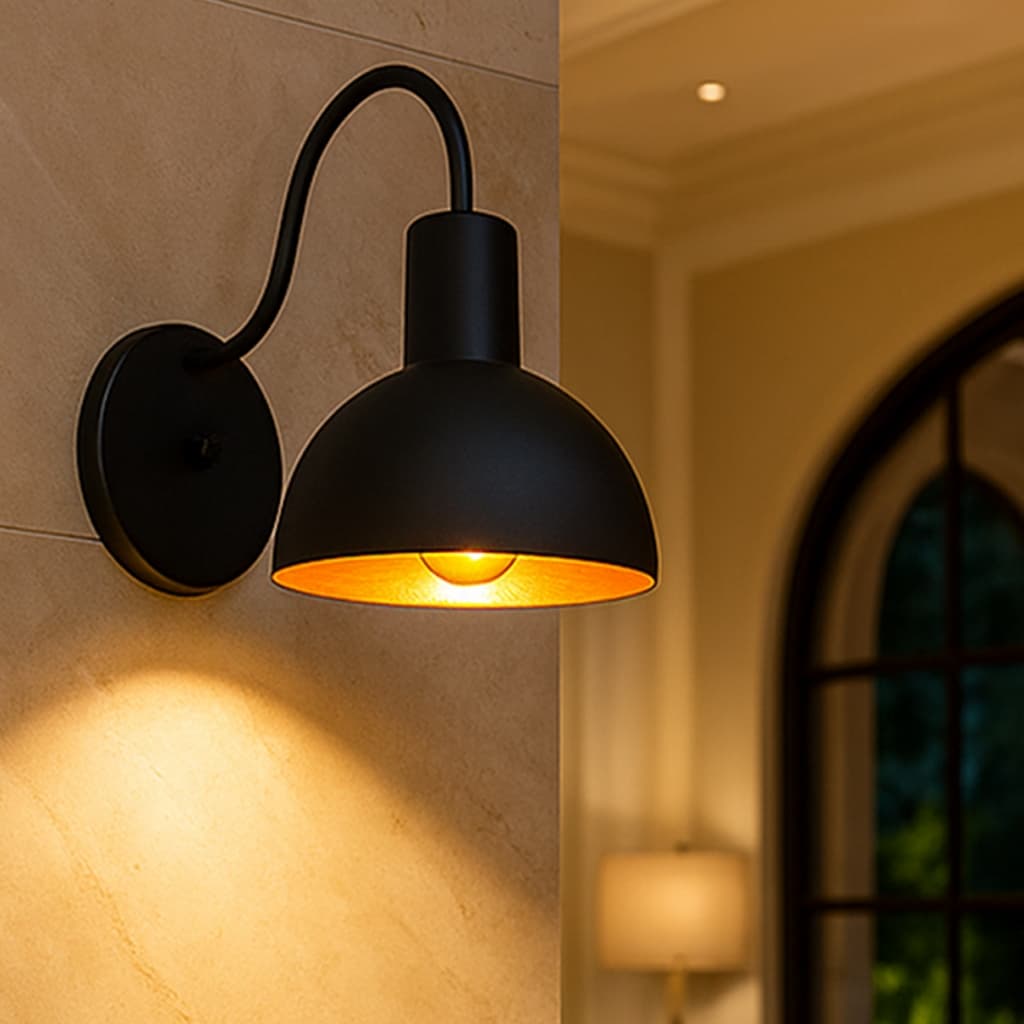 Luminária de parede industrial preta com luz acesa em ambiente interno