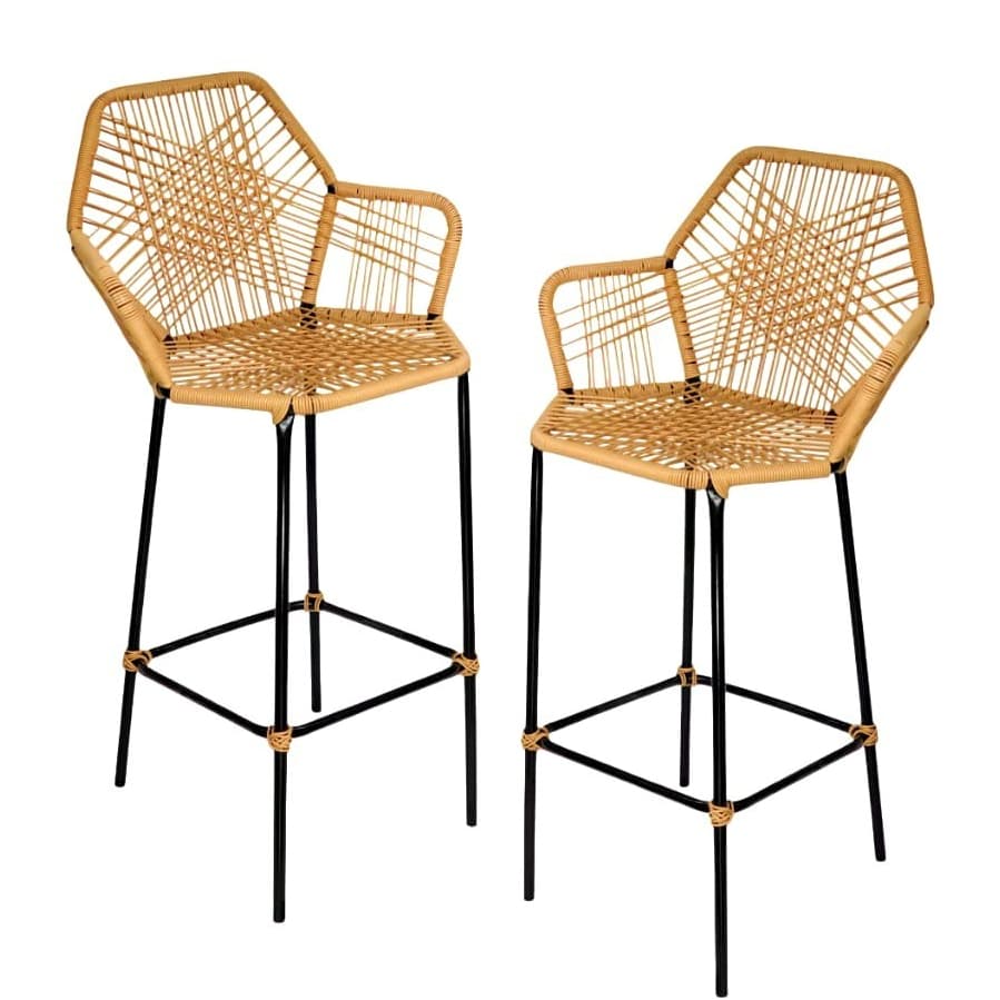 Duas banquetas de fibra sintética palha com estrutura de metal preto, estilo moderno e design hexagonal, para área externa e interna.