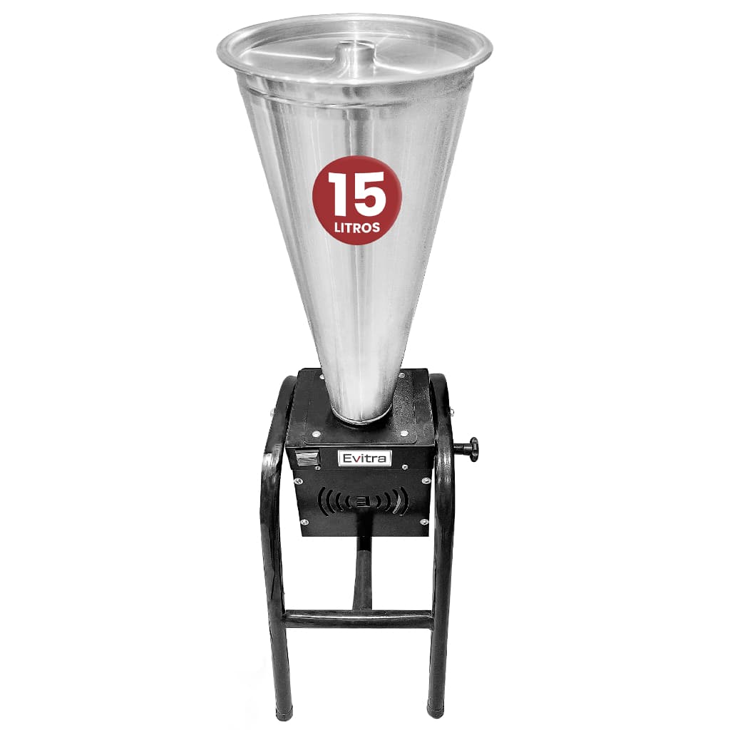 Liquidificador industrial com triturador e balança, capacidade de 15 litros, frontal contra fundo branco