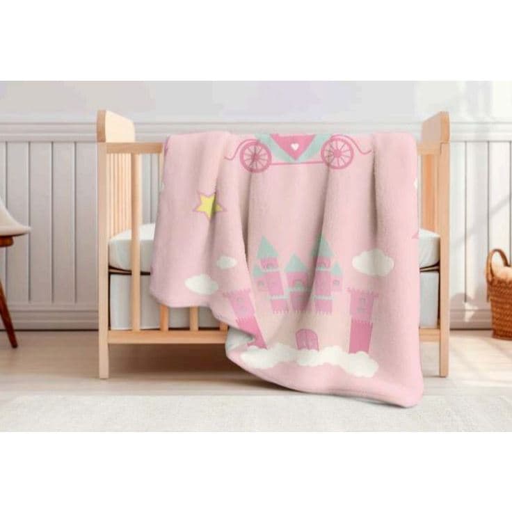 Cobertor de bebê com estampa de carruagem e castelo, cor predominante rosa.