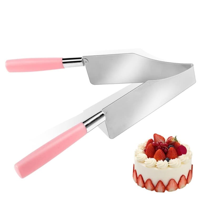 Faca para bolo de aço inoxidável com cabo rosa e torta de frutas vermelhas ao fundo