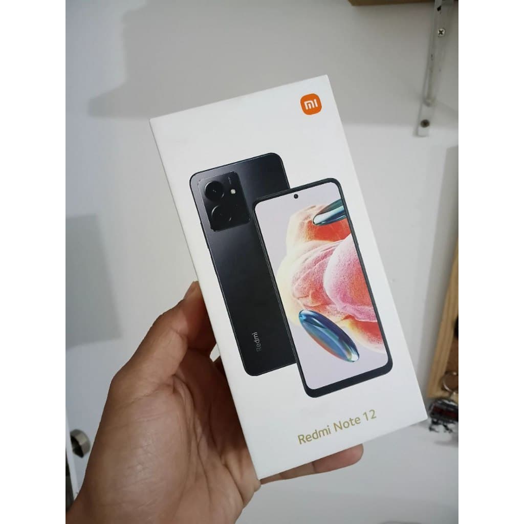 Caixa do Xiaomi Redmi Note 12 com smartphone preto em exibição