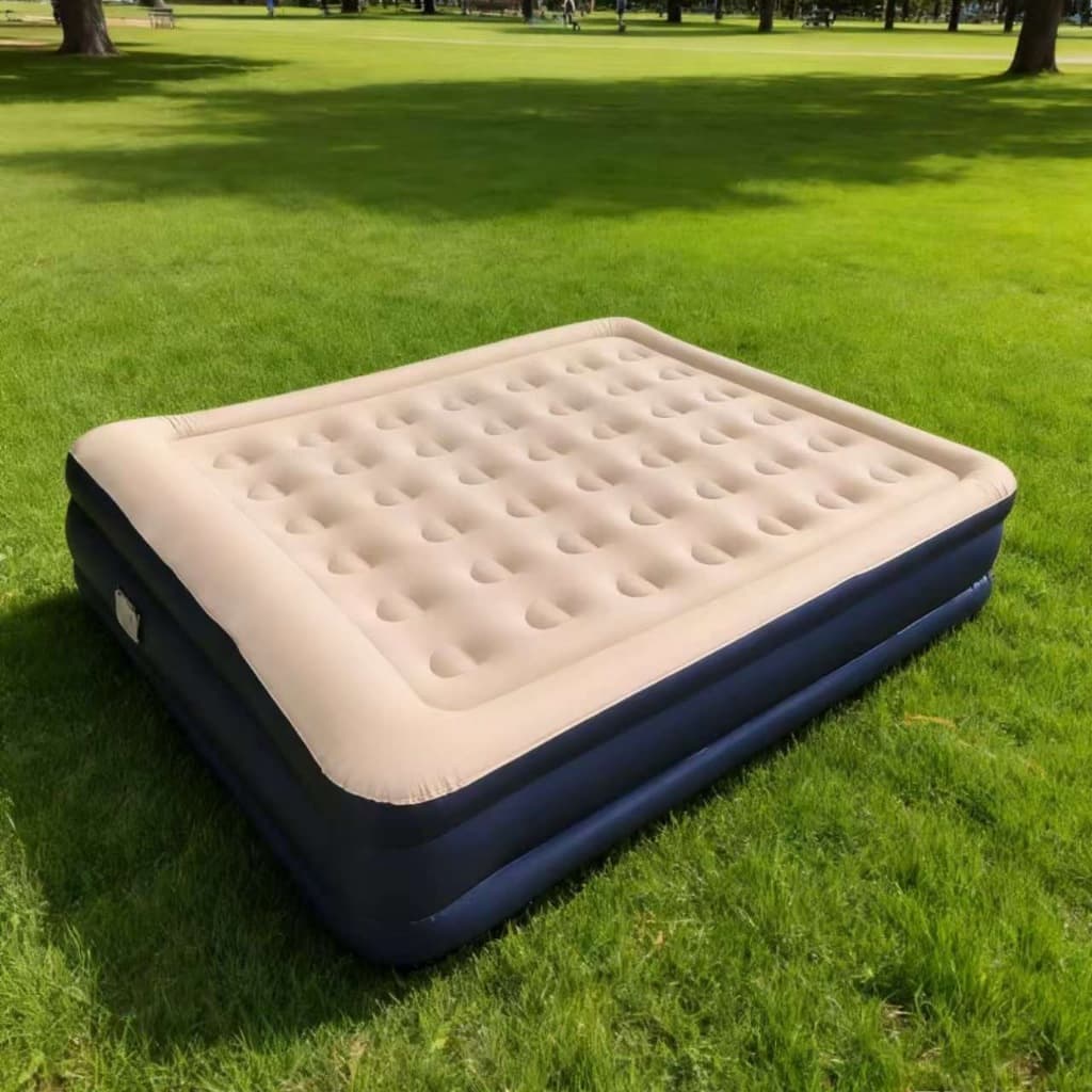 Cama de ar inflável azul e bege sobre grama verde