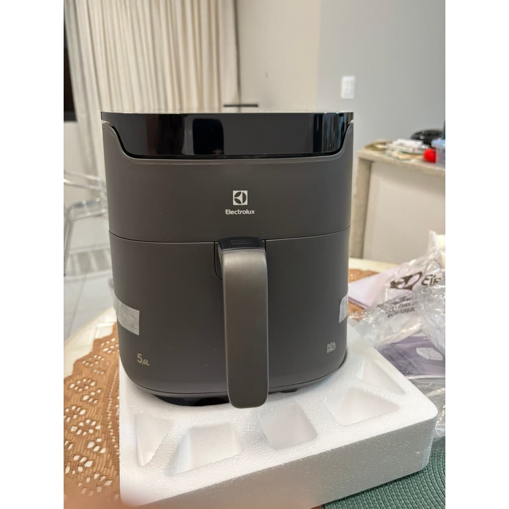 Fritadeira de ar Electrolux por Rita Lobo 5,6L digital cinza em cima de uma base branca