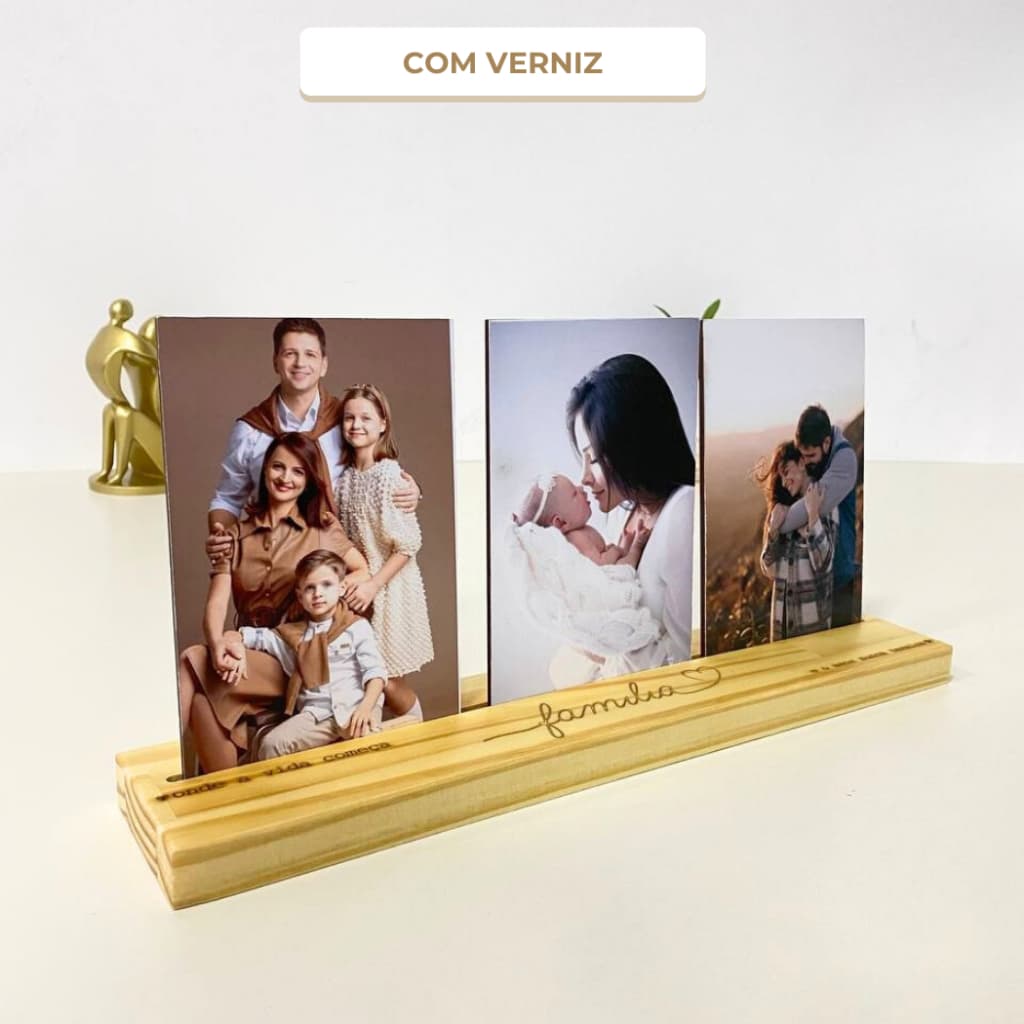 Porta-retratos de madeira com fotos de família, estilo retrô, gravado 'família', fundo branco.