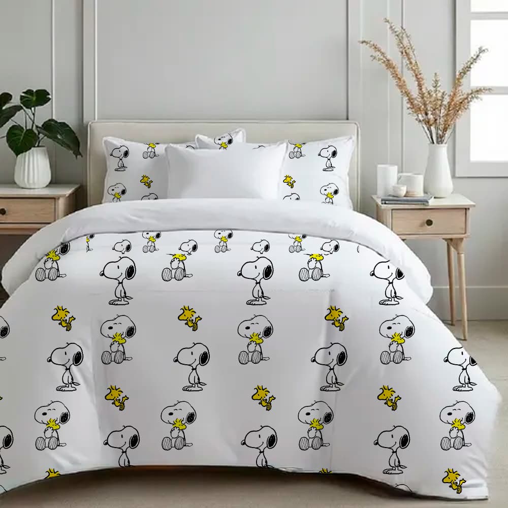 Edredom Snoopy Casal com estampa de Snoopy e amigos, branco com detalhes pretos e amarelos.