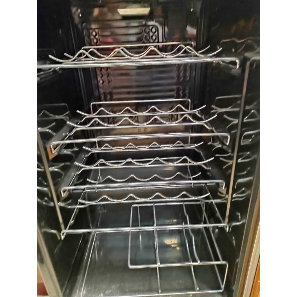 Frigobar com quatro prateleiras de metal cromado