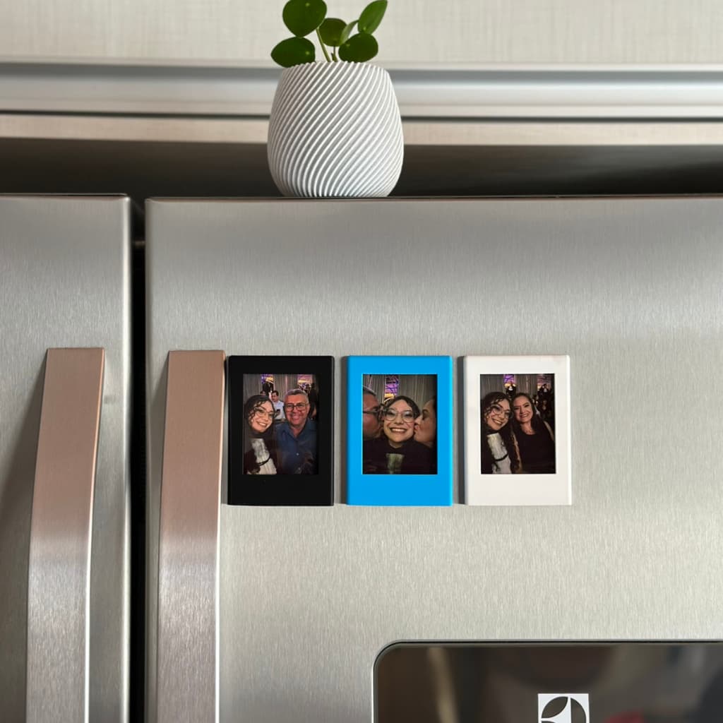 Porta retratos magnéticos com fotos polaroid na geladeira
