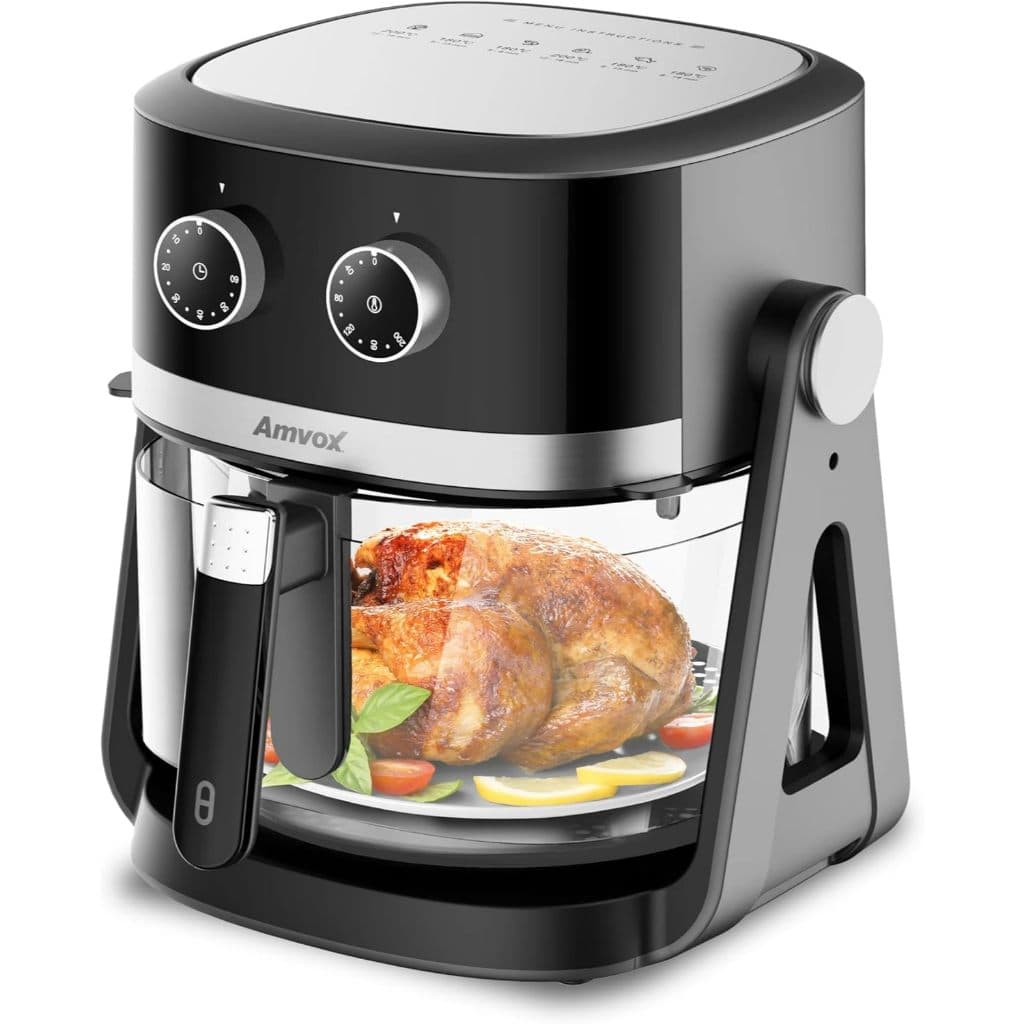 Air Fryer elétrica Amvox ARF 1150 com frango assado no cesto de vidro