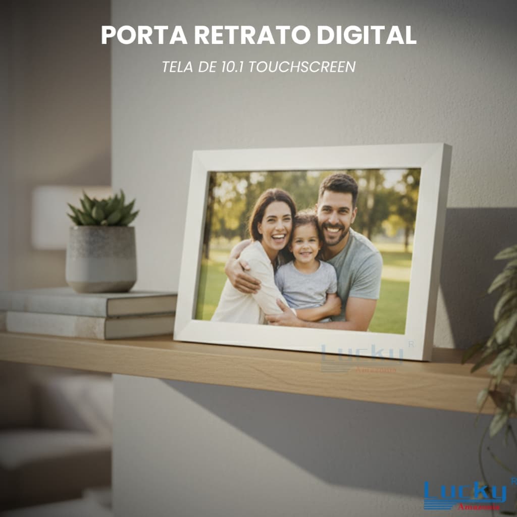 Porta retrato digital branco com tela de 10.1 polegadas touchscreen exibindo uma foto de família
