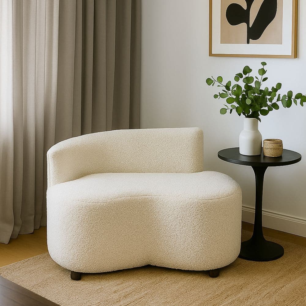 Sofá orgânico curvo off-white em ambiente minimalista