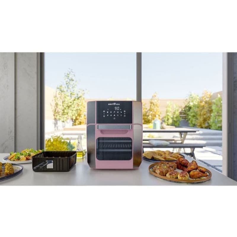 Fritadeira Air Fryer Oven Rosa Britânia 12l 1800w 127v em um ambiente externo com alimentos