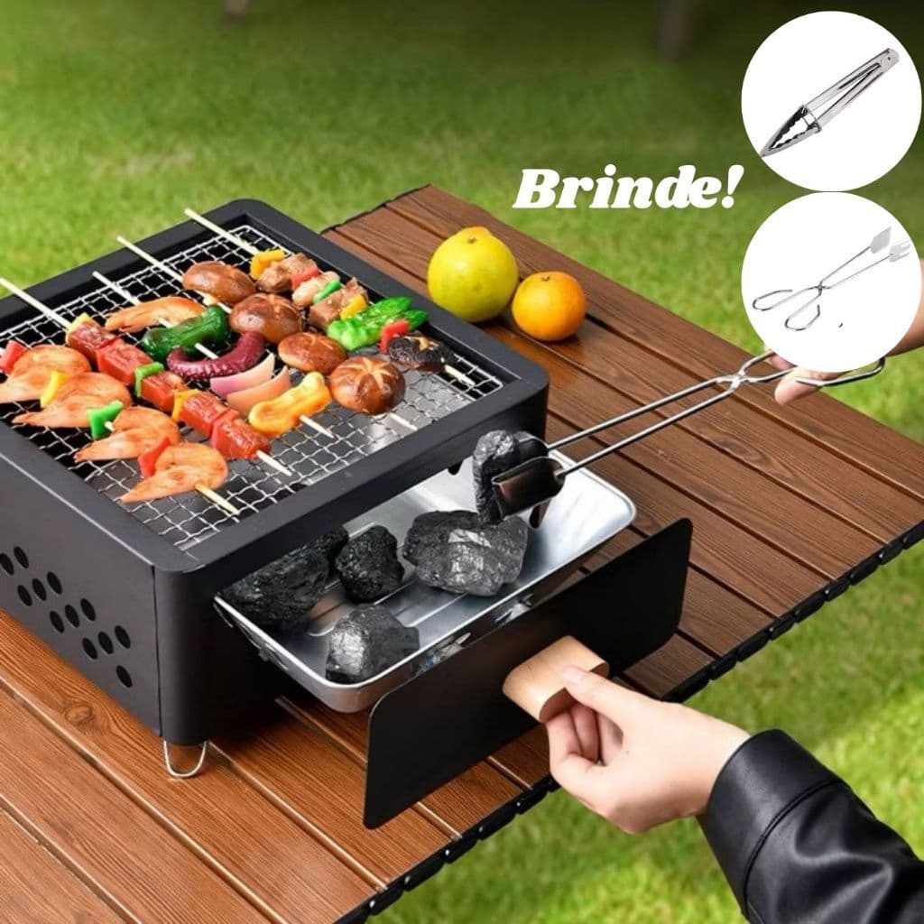 Mini churrasqueira portátil a carvão em ferro, grelha com espetos de alimentos, bandeja inferior com carvão, mesa de madeira, gramado verde ao fundo, brinde promocional