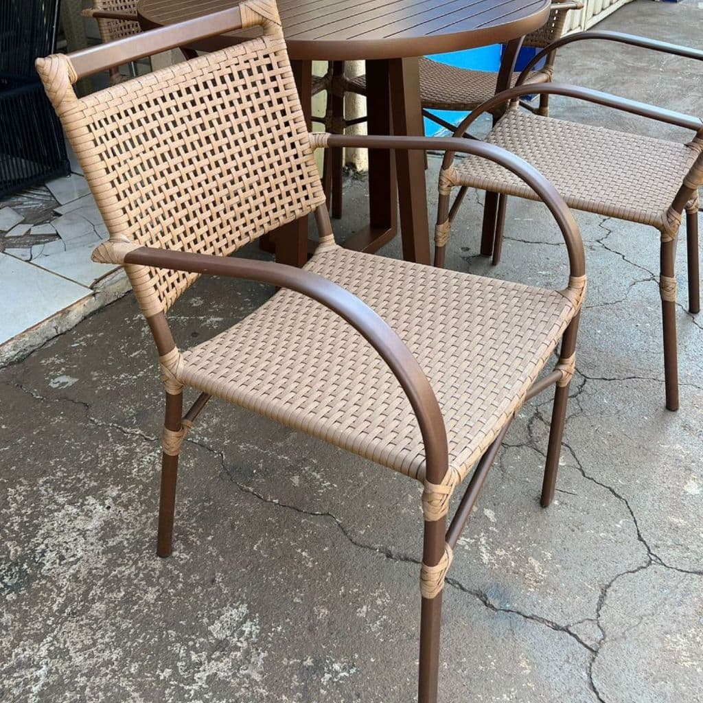 Cadeira de varanda com estrutura em alumínio e assento em fibra sintética rattan, cor marrom.