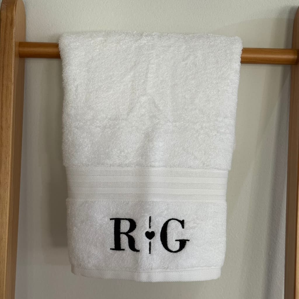 Toalha de rosto branca personalizada com letras R e G bordadas