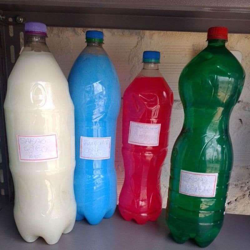 Kit do lar com quatro garrafas de 2 litros de limpador de alumínio, sabão Ariel, sabão de coco e amaciante de coco