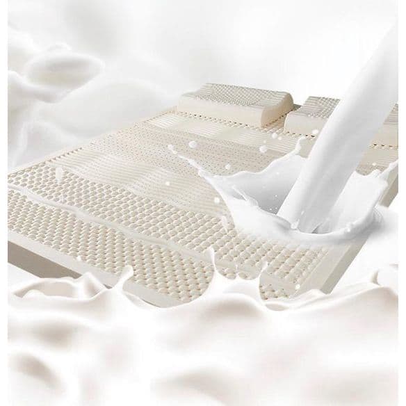 Colchão de látex natural sendo preenchido em um fundo branco