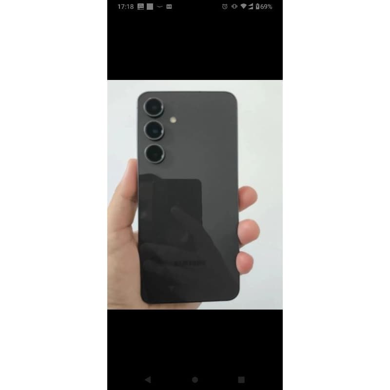 Smartphone Samsung Galaxy S24 FE, verso com câmera quadrupla, em mãos