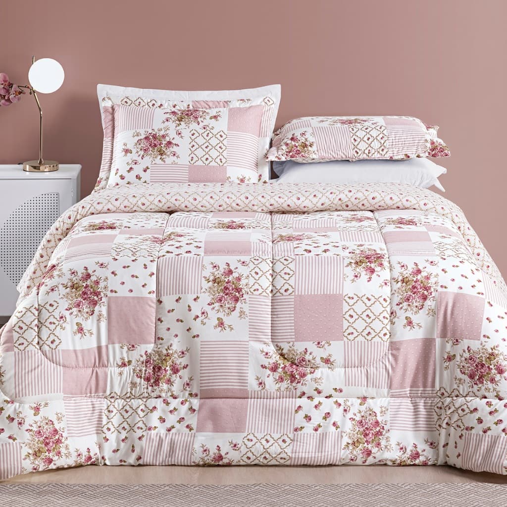Edredom queen com estampa floral rosa e branco, dois travesseiros combinando, quarto com parede rosa e piso cinza.