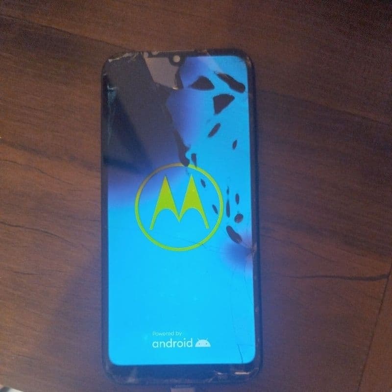 Celular Moto E6s com tela quebrada e logotipo Motorola visível