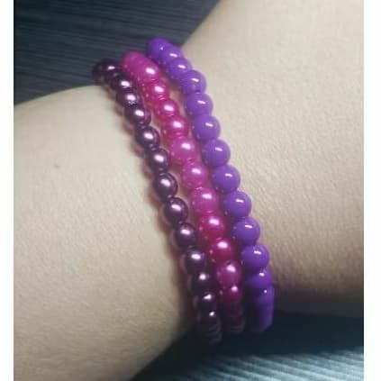 Kit 2 Pulseira em Pérolas Delicadas uma peça coringa combina com tudo. Peça suas cores favoritas no Chat