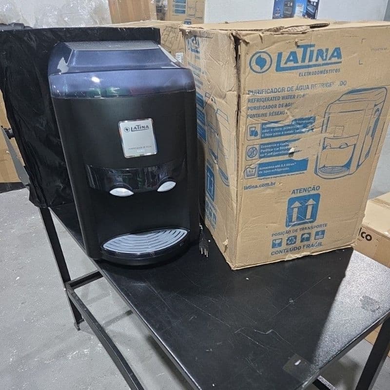 Purificador de água refrigerado Latina Pa335 Preto 220 com caixa aberta ao lado