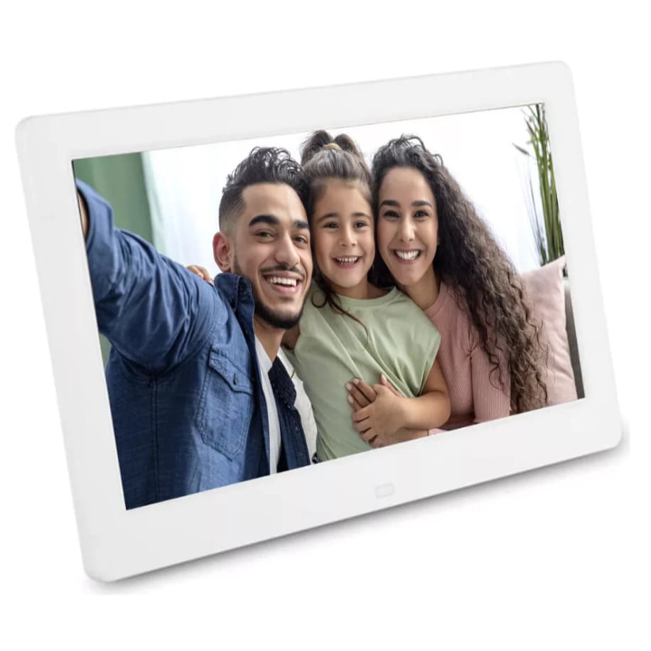 Porta-retrato digital branco e preto de 10 polegadas com LCD, Wi-Fi, vídeo e touch, mostrando uma família feliz.