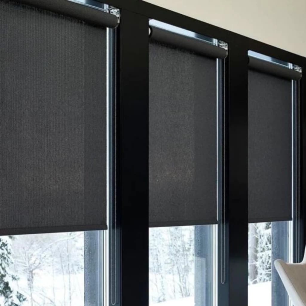 Persianas rolo pretas fechadas em ambiente interno com vidros transparentes