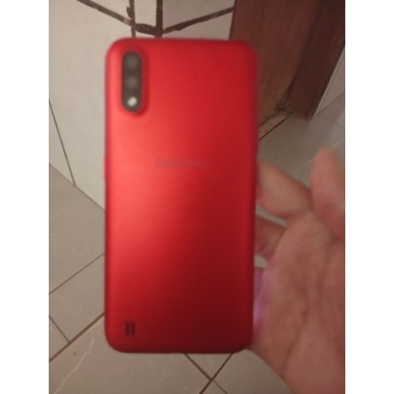 Visão traseira do smartphone Samsung Galaxy a01 em vermelho
