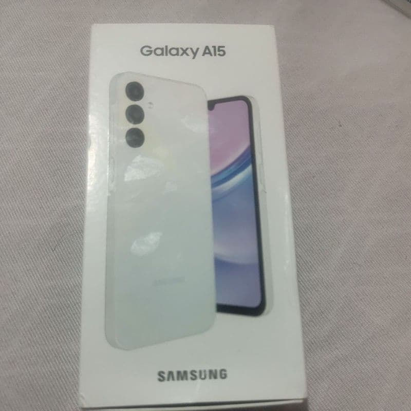 Caixa do Samsung Galaxy A15 5G com smartphone branco em destaque