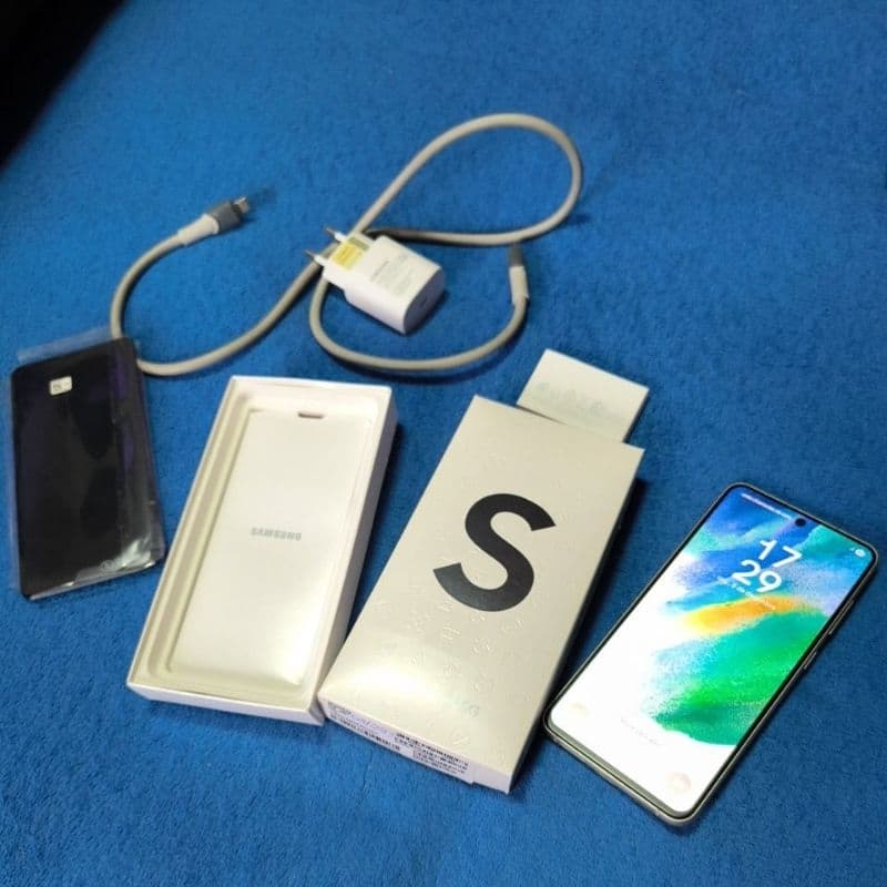 Samsung Galaxy S21 FE 5G verde claro com caixa, carregador e cabo
