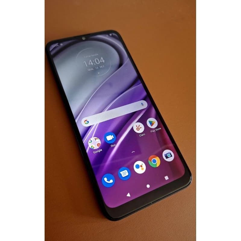 Smartphone MOTO G(20) 128GB em fundo marrom com a tela mostrando a interface do sistema operacional