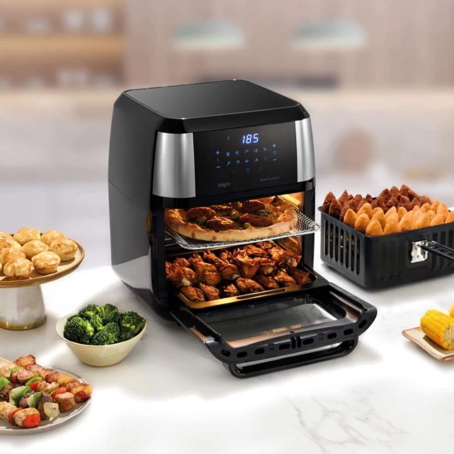 Fritadeira elétrica Air Fryer Elgin Oven Fry 4 em 1 - 12L - 1800W, preta e prata, com porta aberta e alimentos fritos visíveis
