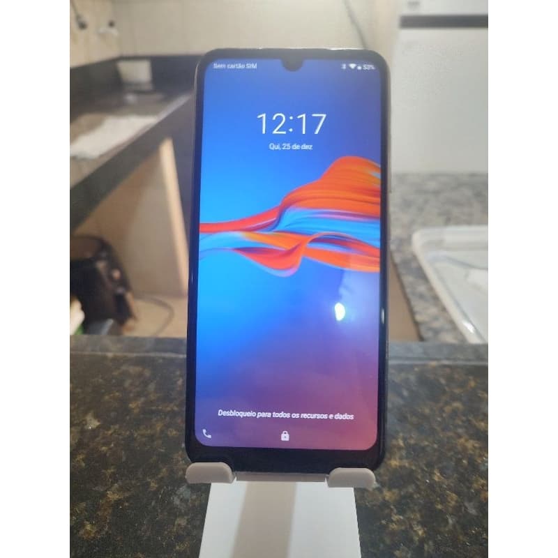 Smartphone Moto E6 Plus 32GB preto metálico em exibição vertical com tela mostrando a hora 12:17