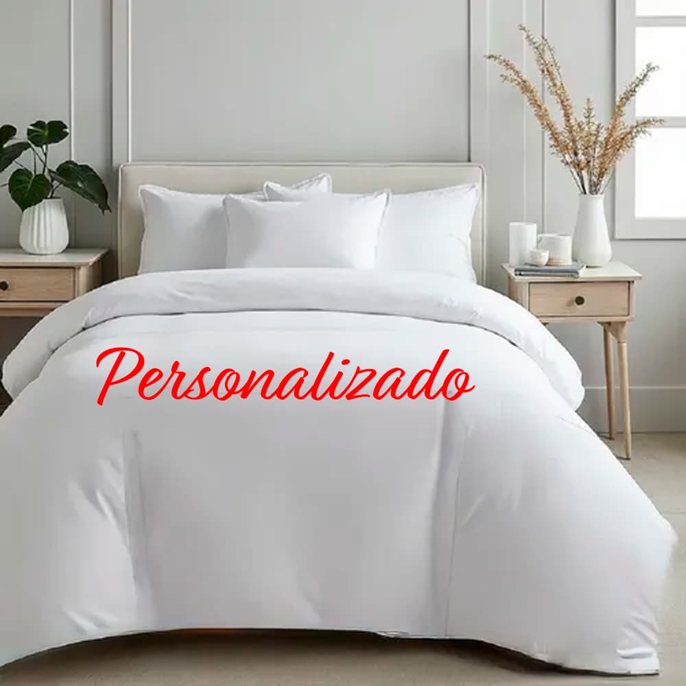 Edredom Personalizado branco em um beliche solteiro com lençóis brancos, texto 'Personalizado' em vermelho.