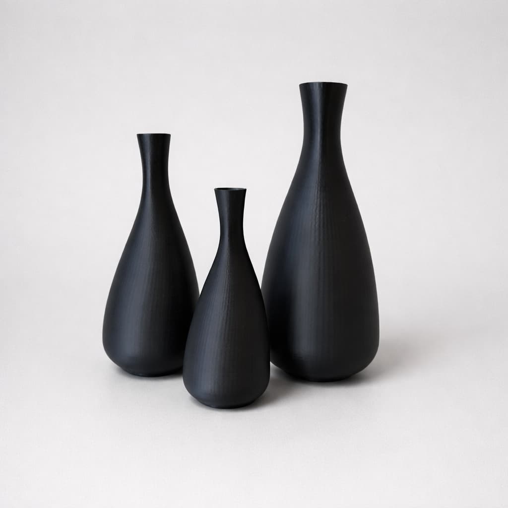 Trio de vasos elegance black pretos dispostos em uma linha com fundo branco