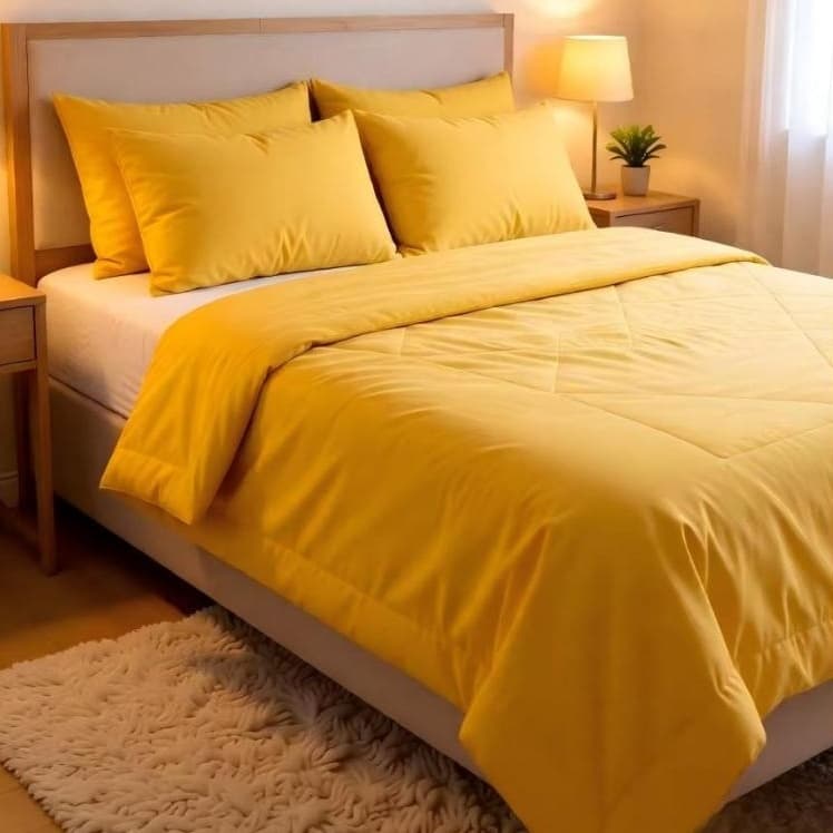 Edredom de verão amarelo para cama queen, leve e respirável, com detalhes de costura.