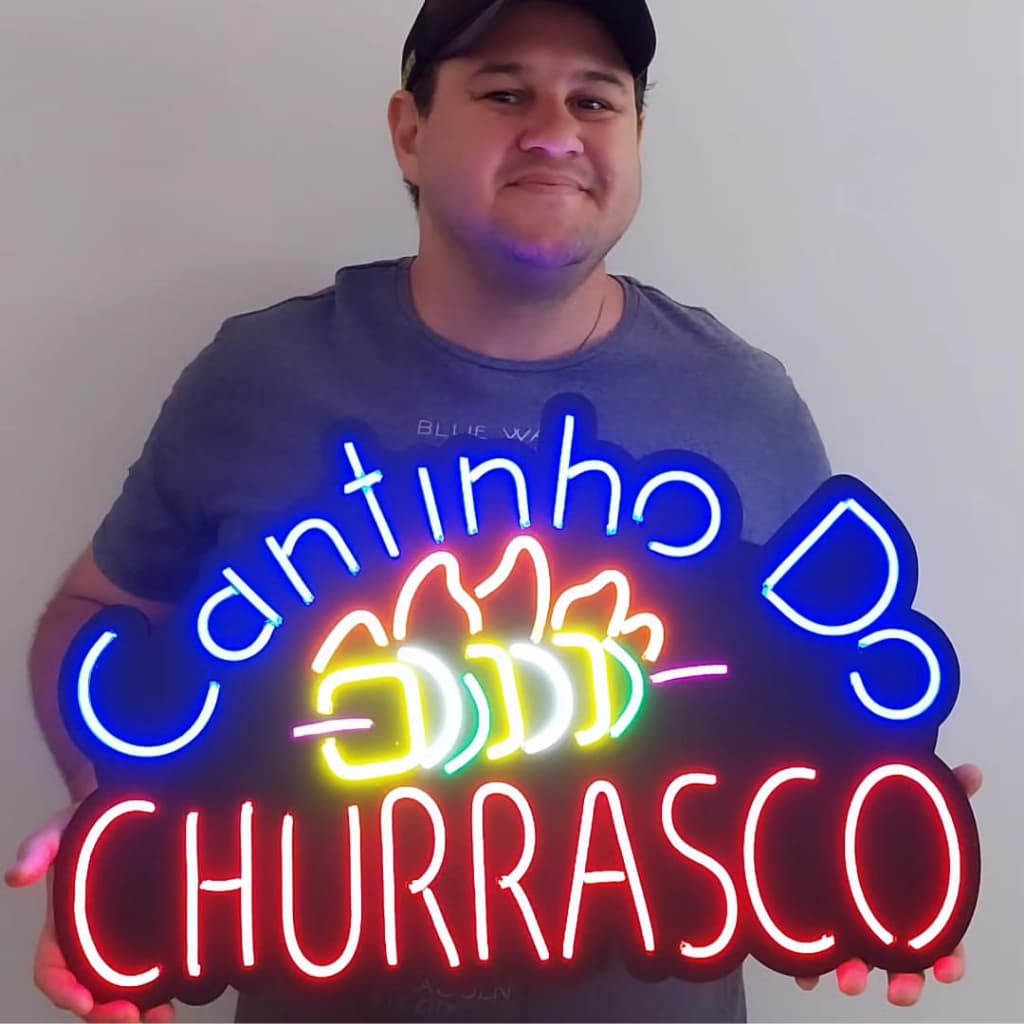 Placa LED neon 'Cantinho do Churrasco' em azul e vermelho para decoração