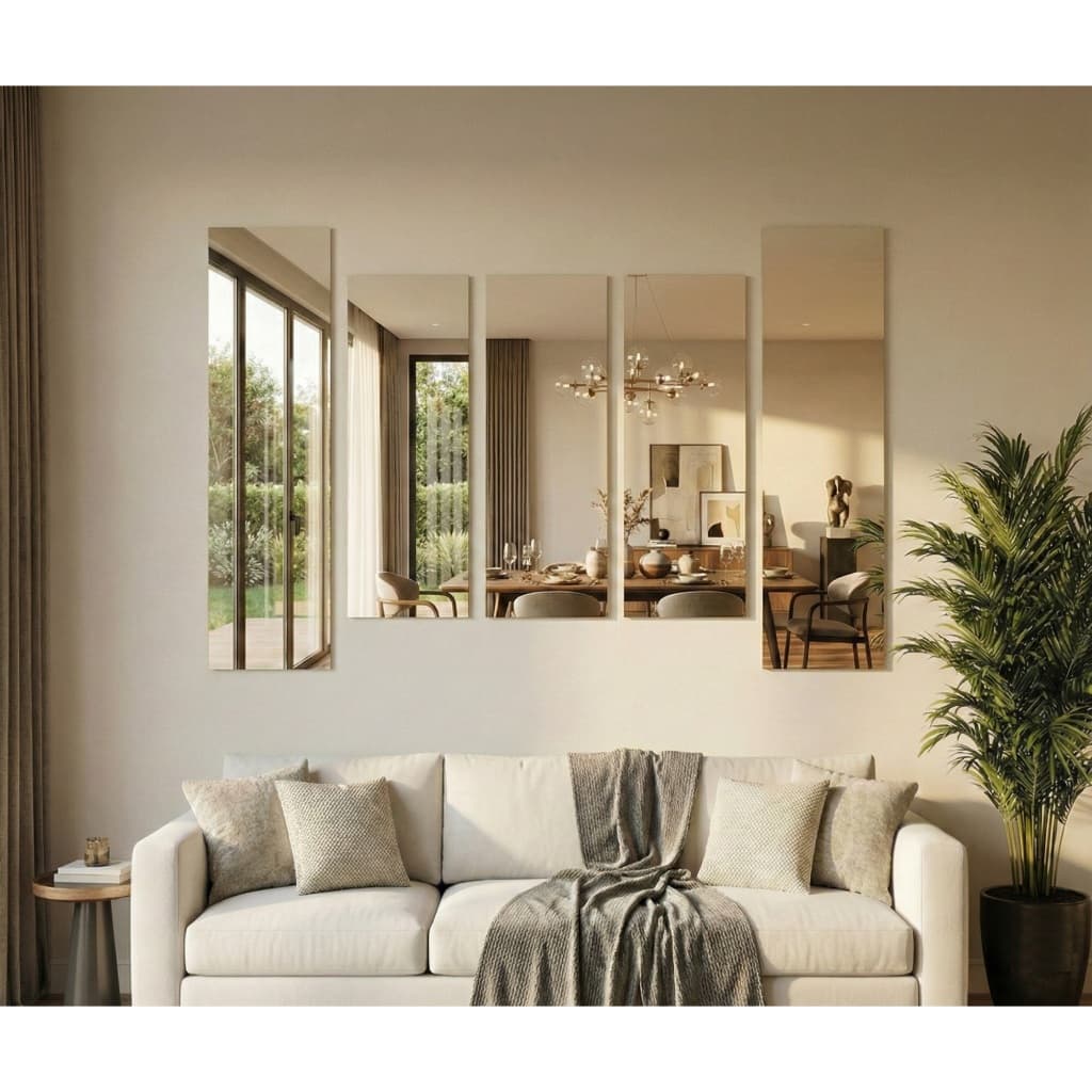 Kit de espelhos decorativos contemporâneos montados em uma parede de fundo claro, refletindo uma sala com sofá branco, mesa de jantar e uma planta verde.