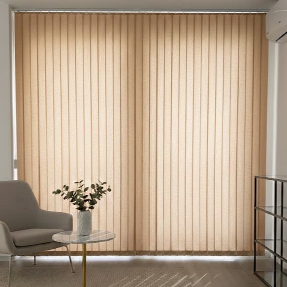 Cortina vertical bege com listras finas, ambiente interno.