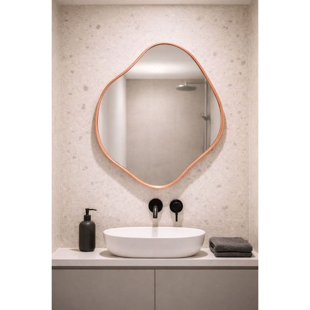 Espelho orgânico com moldura dourada 75x75 cm para banheiro ou sala de estar