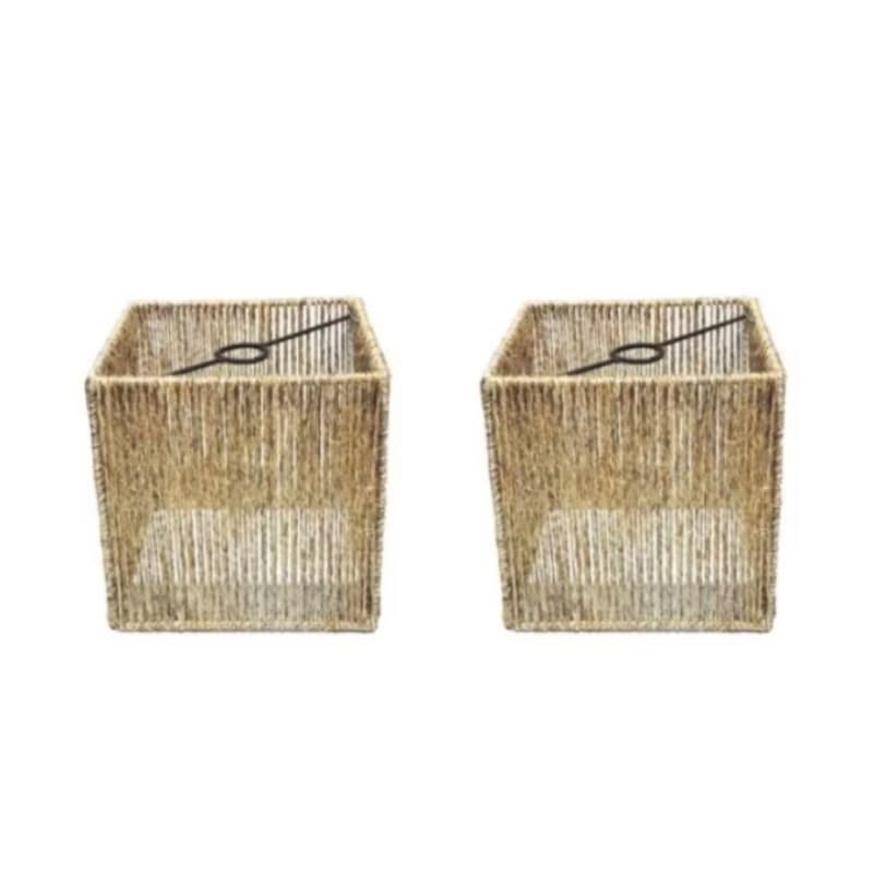 Duas luminárias pendentes quadradas com cúpula de abajure rústico artesanal em fibra natural sisal, marrom.