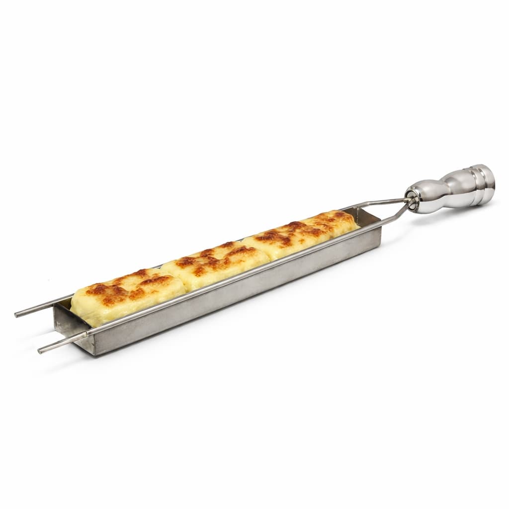 Espeto para assar queijo em aço inox 304 com queijo assado dourado