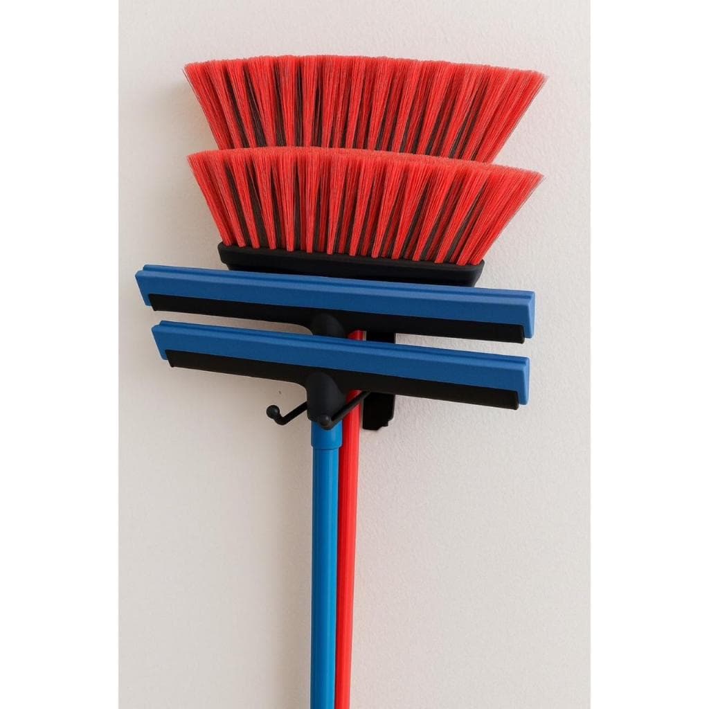 Kit de suporte organizador suspenso de parede para vassouras e rodos em aço, cores vermelhas e azuis.