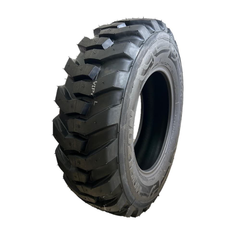 Pneu recapado 235/70 R16 para trilhas off-road com padrão de piso agressivo, mostrando detalhes de cravos e reforço lateral.