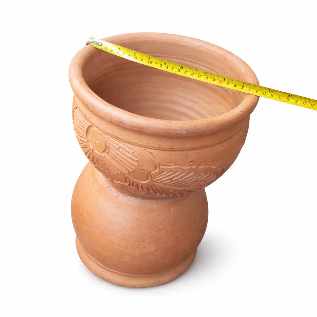 Vaso de barro marrom para plantas com desenhos decorativos e medidor amarelo