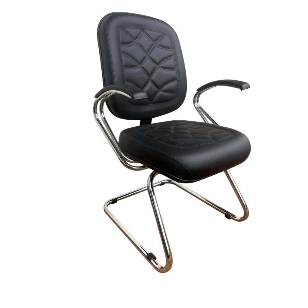 Cadeira cromada com assento e encosto em couro sintético preto, ideal para igrejas e escritórios.