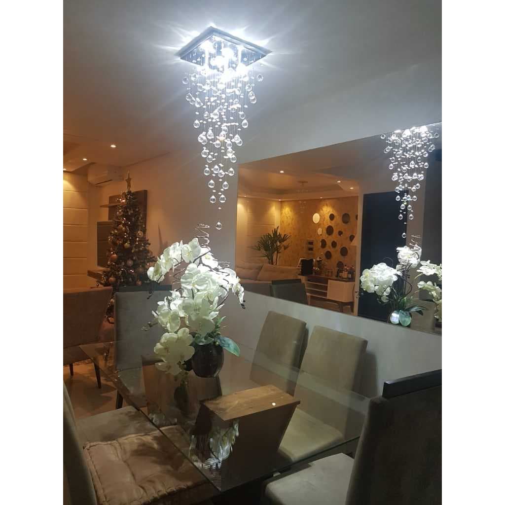 lustre linear para área gourmet com esferas de vidro e mesa de jantar com flores